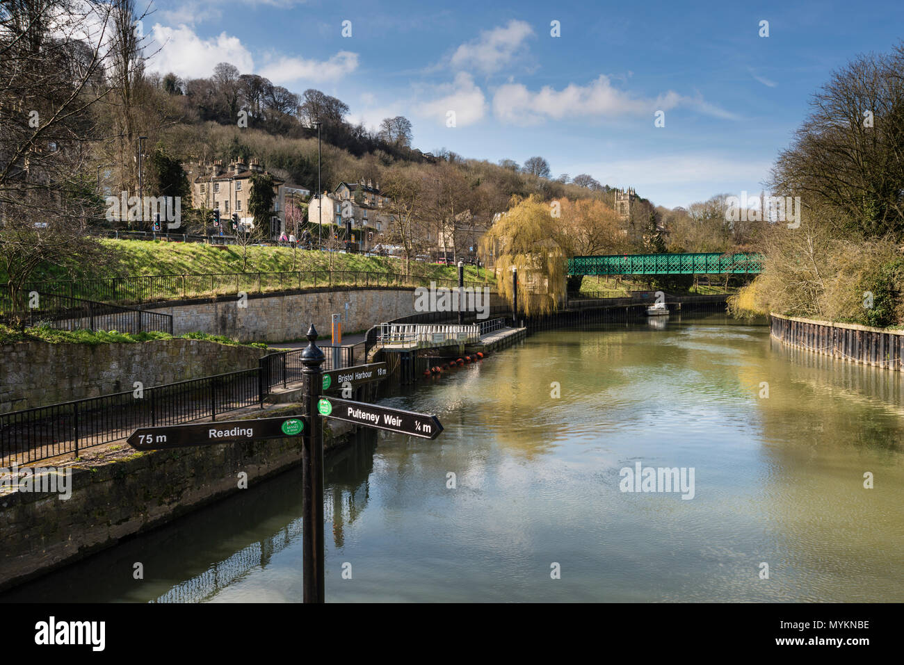 Sighpost zeigen Richtungen und Entfernungen zu den Hafen von Bristol, Lesen und Pulteney Wehr am Fluss Avon, Badewanne, Somerset, Großbritannien Stockfoto