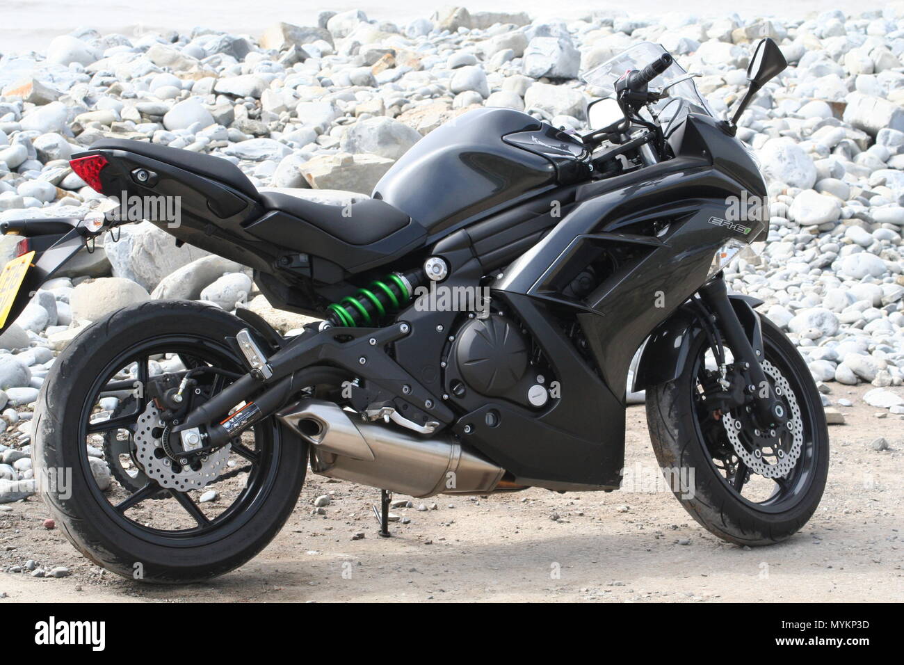 Schwarze Kawasaki Motorrad an der Küste geparkt Stockfotografie - Alamy