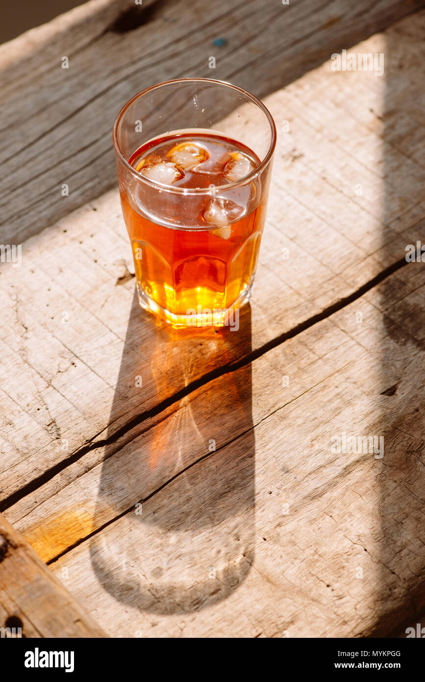 Südlichen Stil iced süßer Tee in zwei Gläser rustikalen Holztisch Stockfoto