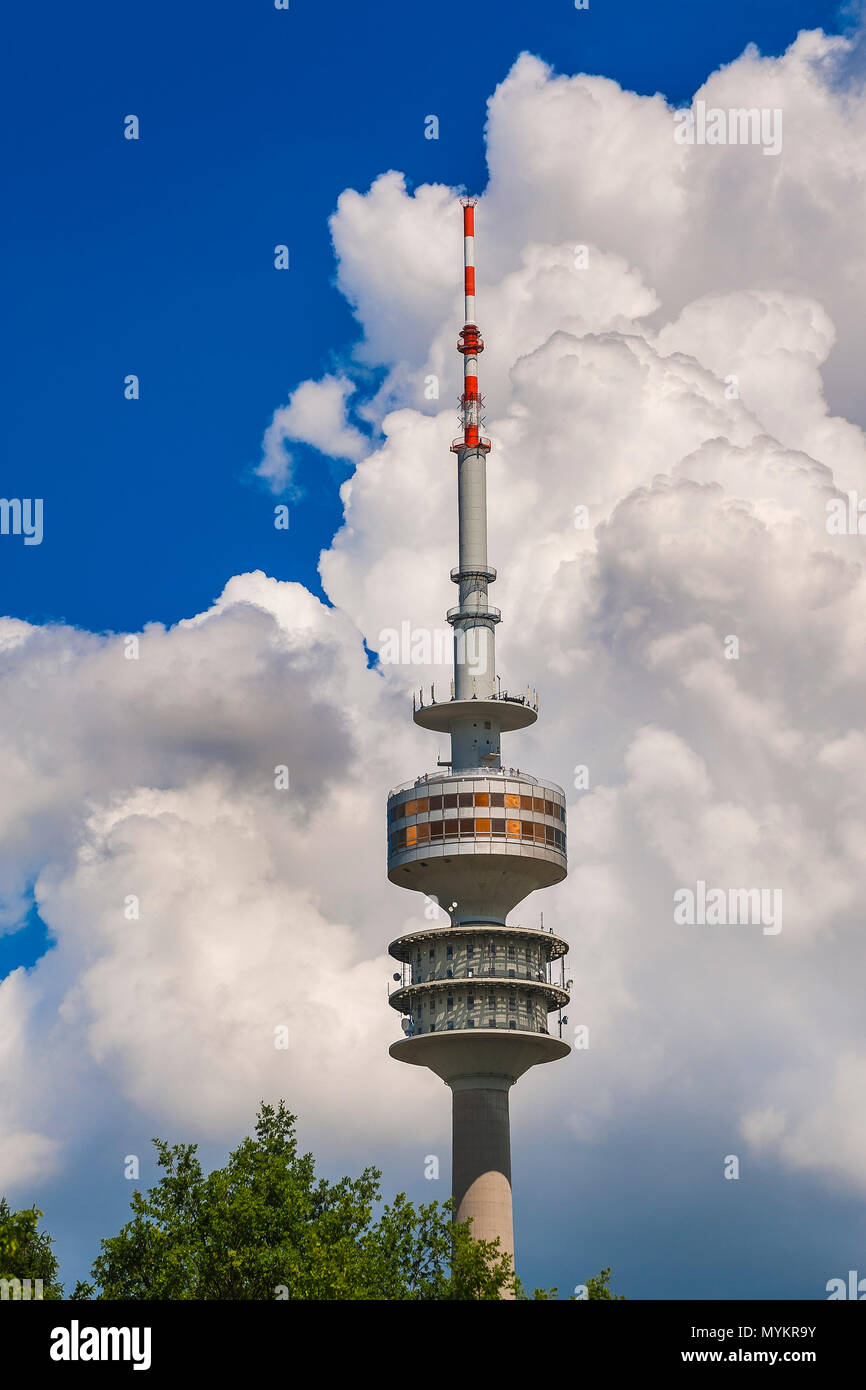 Olympic Tower vor cumulus Wolken, München, Oberbayern, Bayern, Deutschland Stockfoto