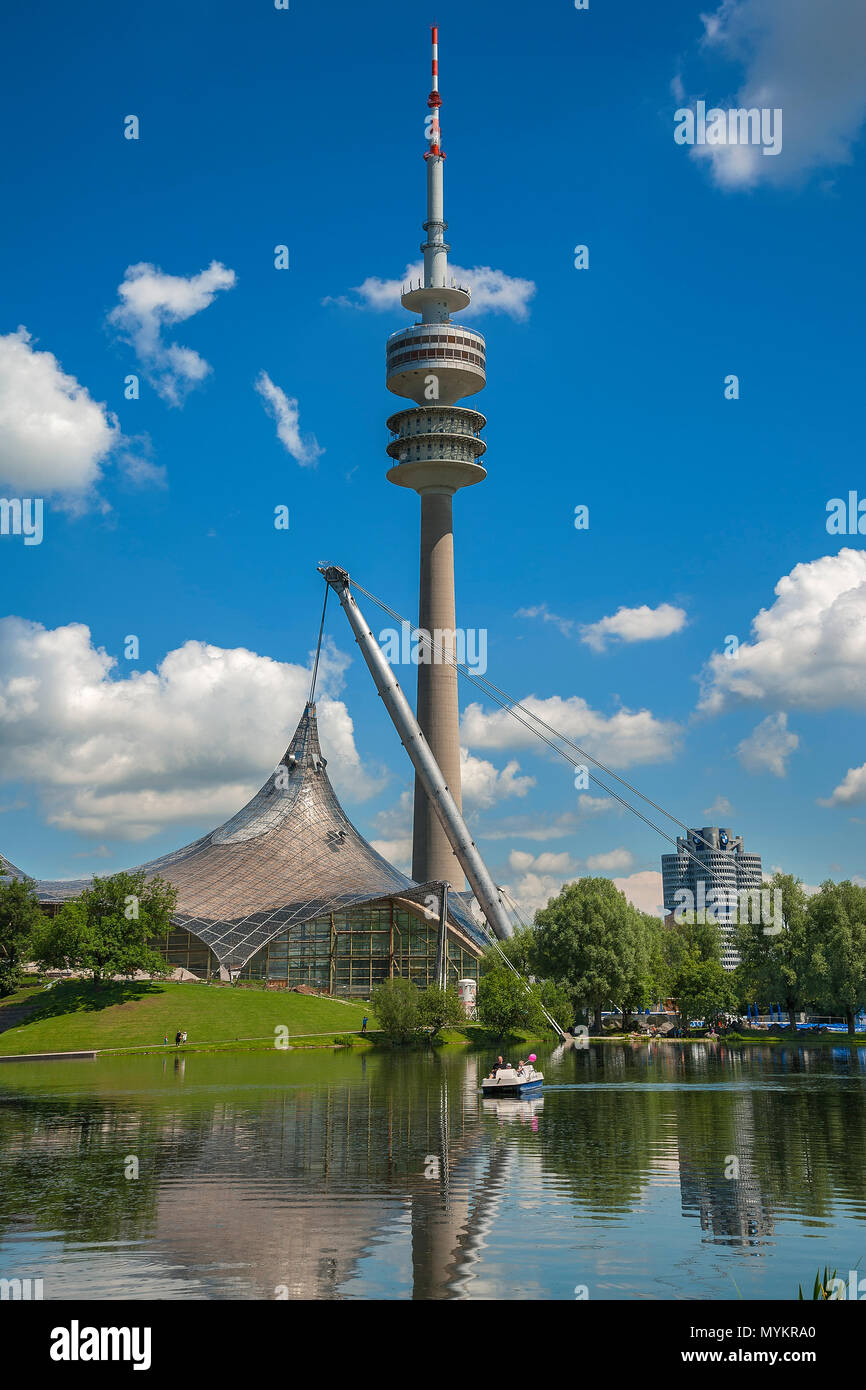 Olympic Park und Olympic Tower, Zeltdach und See, bewölkter Himmel, München, Oberbayern, Bayern, Deutschland Stockfoto