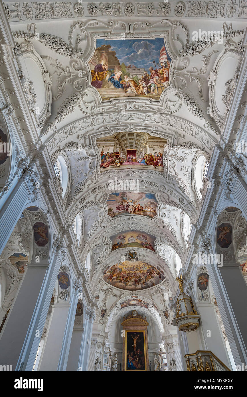 Innenansicht mit Chor und Deckenfresken und Stuckaturen, Basilika St. Quirin, Kloster, Schloss Tegernsee, Tegernsee Stockfoto