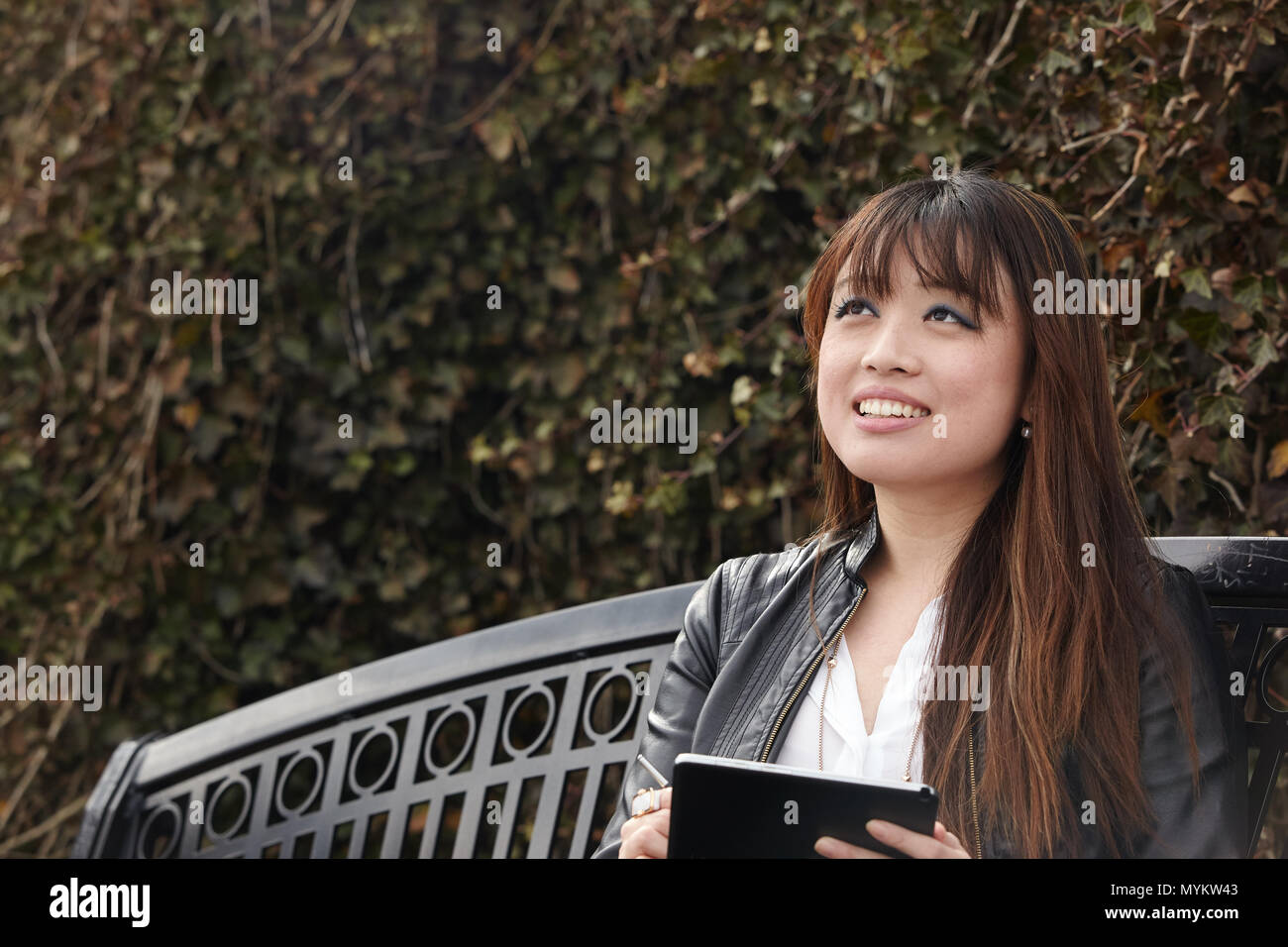 Asiatische Frau mit Handy Stockfoto