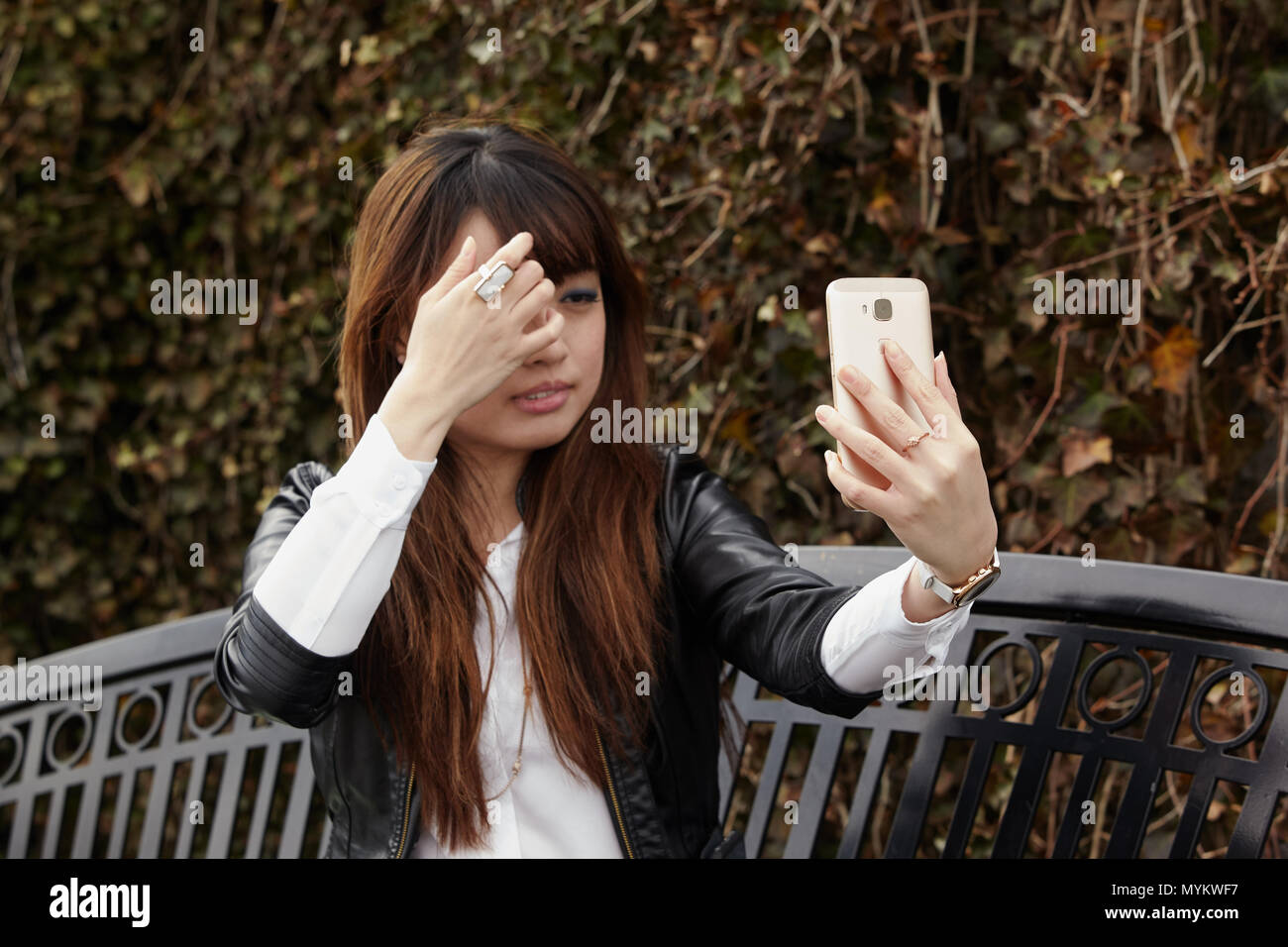 Asiatische Frau mit Handy Stockfoto