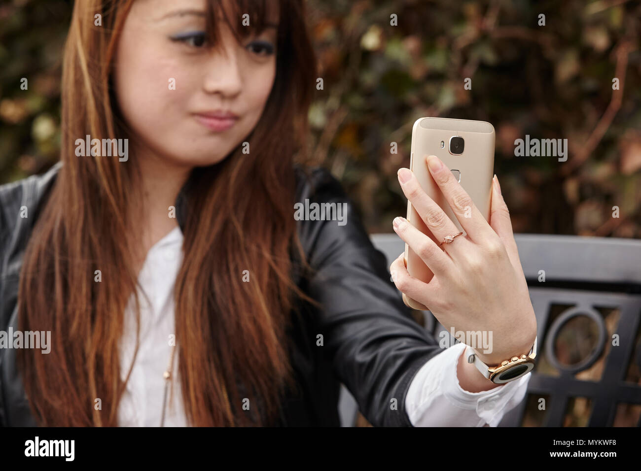 Asiatische Frau mit Handy Stockfoto