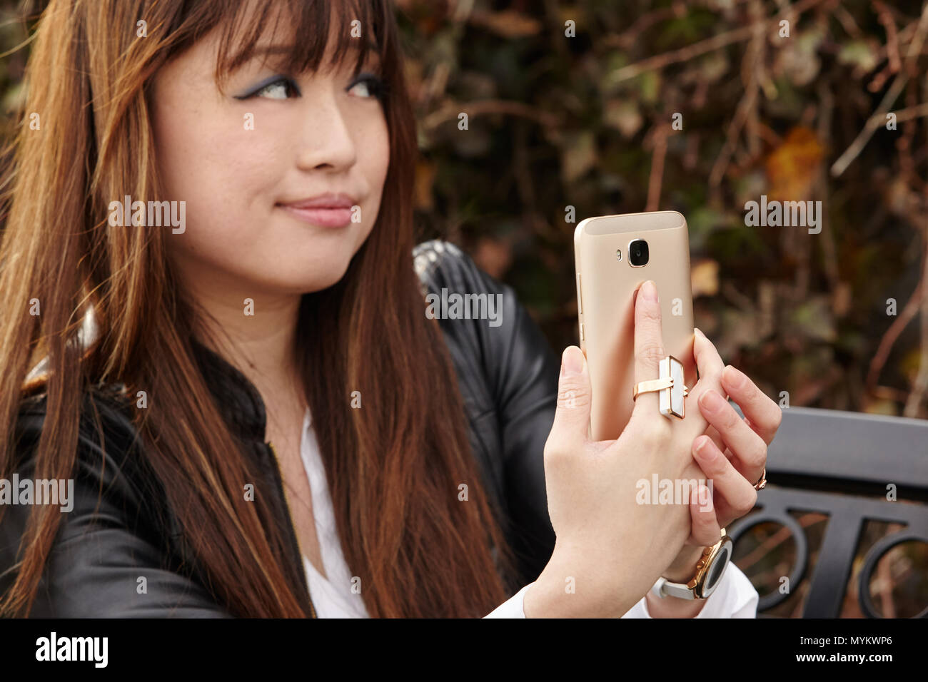Asiatische Frau mit Handy Stockfoto