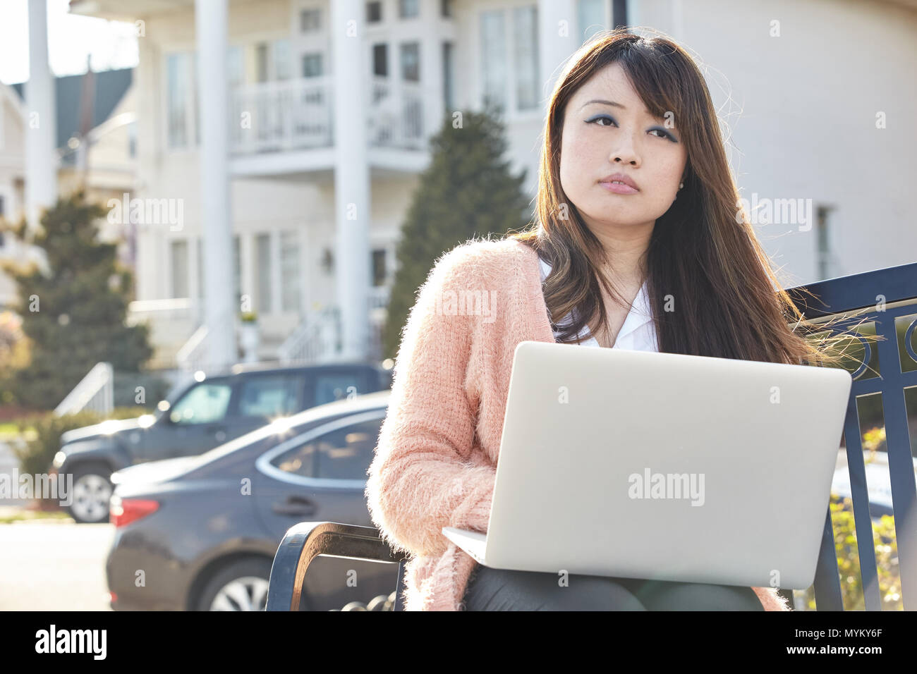 Asiatische Frau Arbeiten am Laptop. Stockfoto