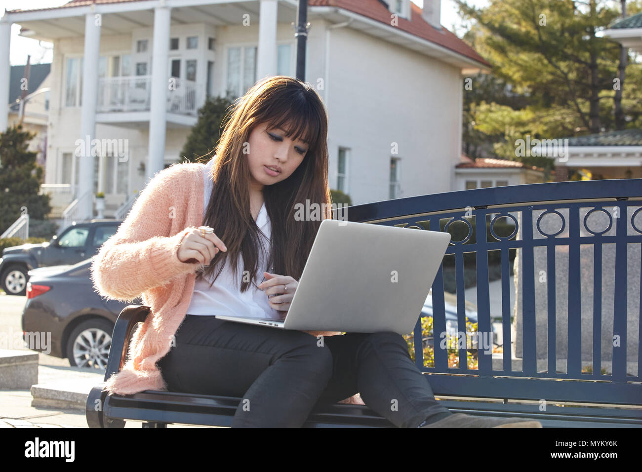 Asiatische Frau Arbeiten am Laptop. Stockfoto