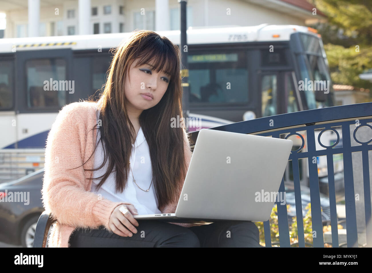 Asiatische Frau Arbeiten am Laptop. Stockfoto