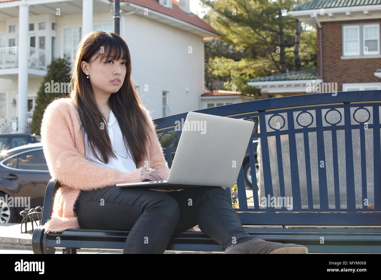 Asiatische Frau Arbeiten am Laptop. Stockfoto