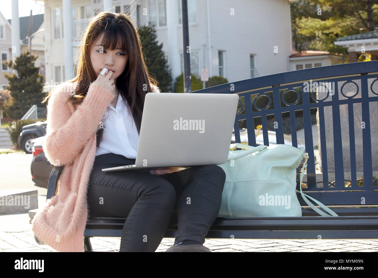 Asiatische Frau Arbeiten am Laptop. Stockfoto