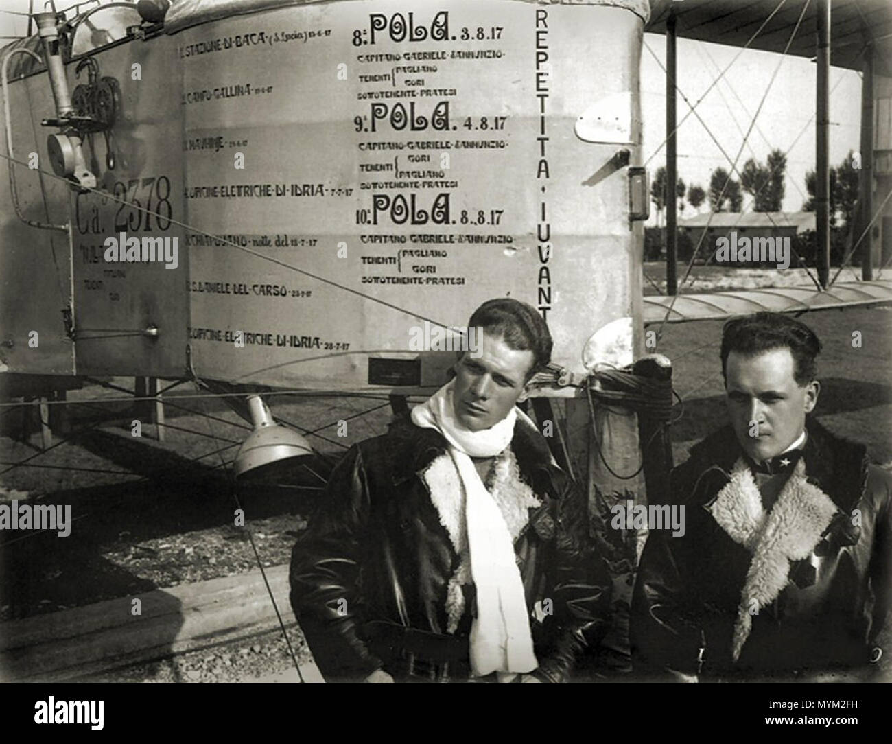 . Englisch: Der Erste Weltkrieg Helden Maurizio Pagliano (links) und Luigi Gori (rechts) in Aktion auf der Piave Front (Fornace Vecchia, südlich von Susegana), den 30. Dezember 1917 getötet. Auf der Nase der Caproni Ca.3 sind die wichtigsten Missionen festgehalten. Vor 1918. Unbekannt 356 Maurizio Pagliano und Luigi Gori Stockfoto