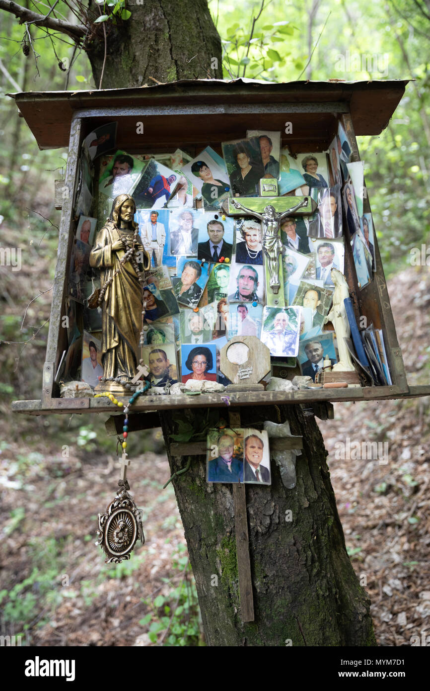 Woodland Schrein für verlorene Lieben, Corpo di Cava, Kampanien, Italien, Europa Stockfoto