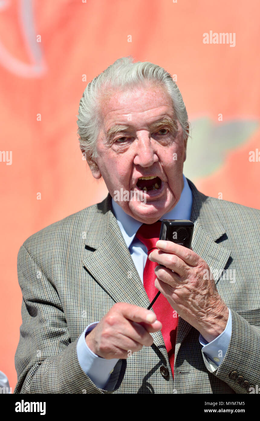 Dennis Skinner MP (Arbeit: bolsover) ex Miner, sprechen bei der britischen Bergarbeiter "Rente Kundgebung in Westminster, 6. Juni 2018 Stockfoto