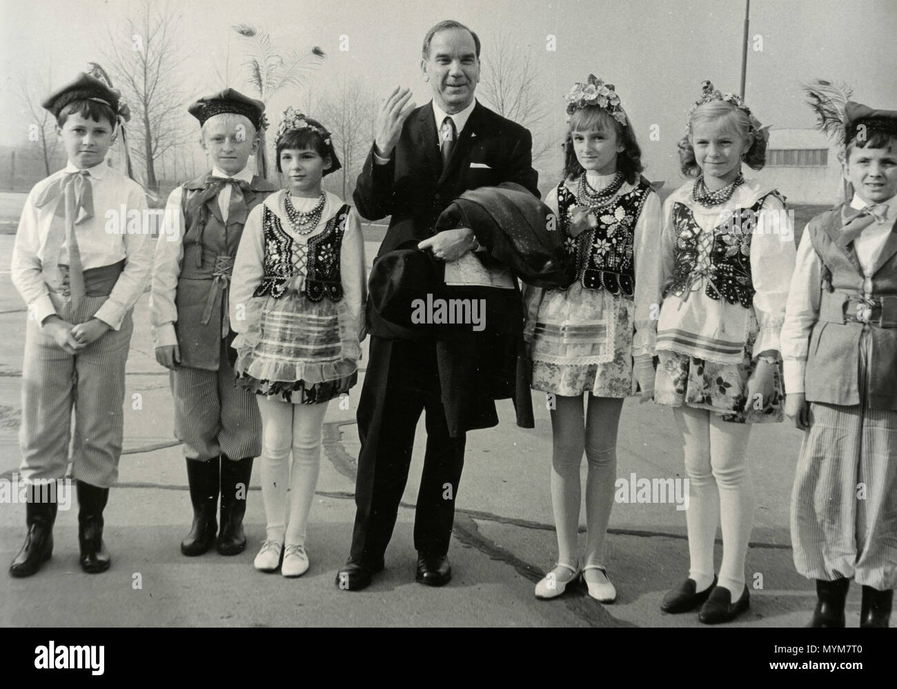 Unbekannter Politiker mit Kindern in polnischen Trachten, Polen 1940 s Stockfoto