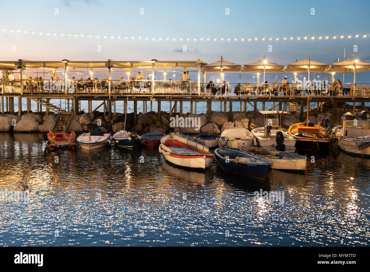 Abendlicher Blick des Ristorante Bagni Delfino in der Marina Grande, Sorrent, die Küste von Amalfi, Kampanien, Italien, Europa Stockfoto