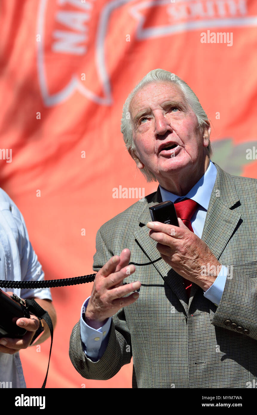 Dennis Skinner MP (Arbeit: bolsover) ex Miner, sprechen bei der britischen Bergarbeiter "Rente Kundgebung in Westminster, 6. Juni 2018 Stockfoto