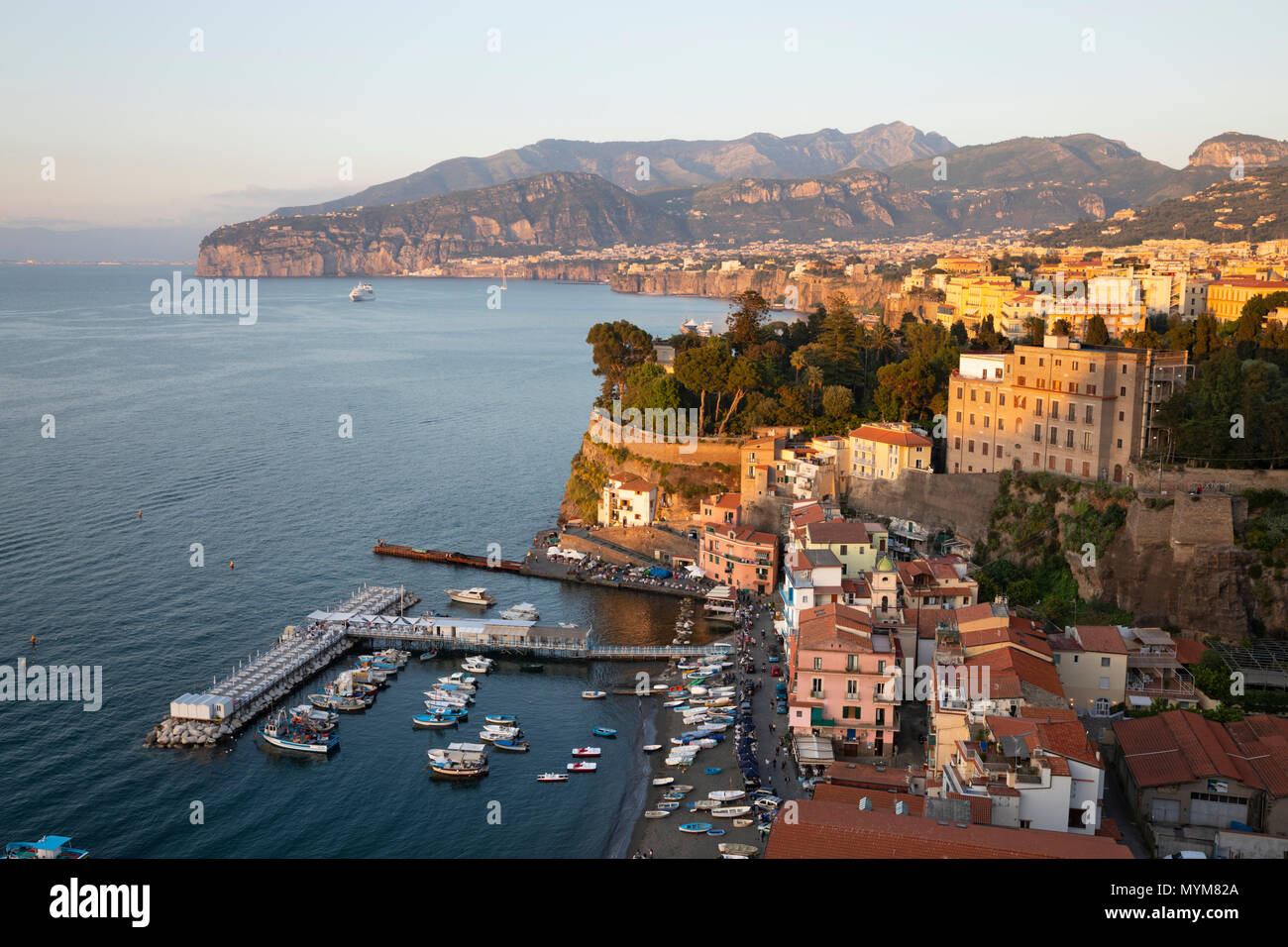 Blick über die Marina Grande und auf die Bucht von Neapel bei Sonnenuntergang, Sorrent, die Küste von Amalfi, Kampanien, Italien, Europa Stockfoto