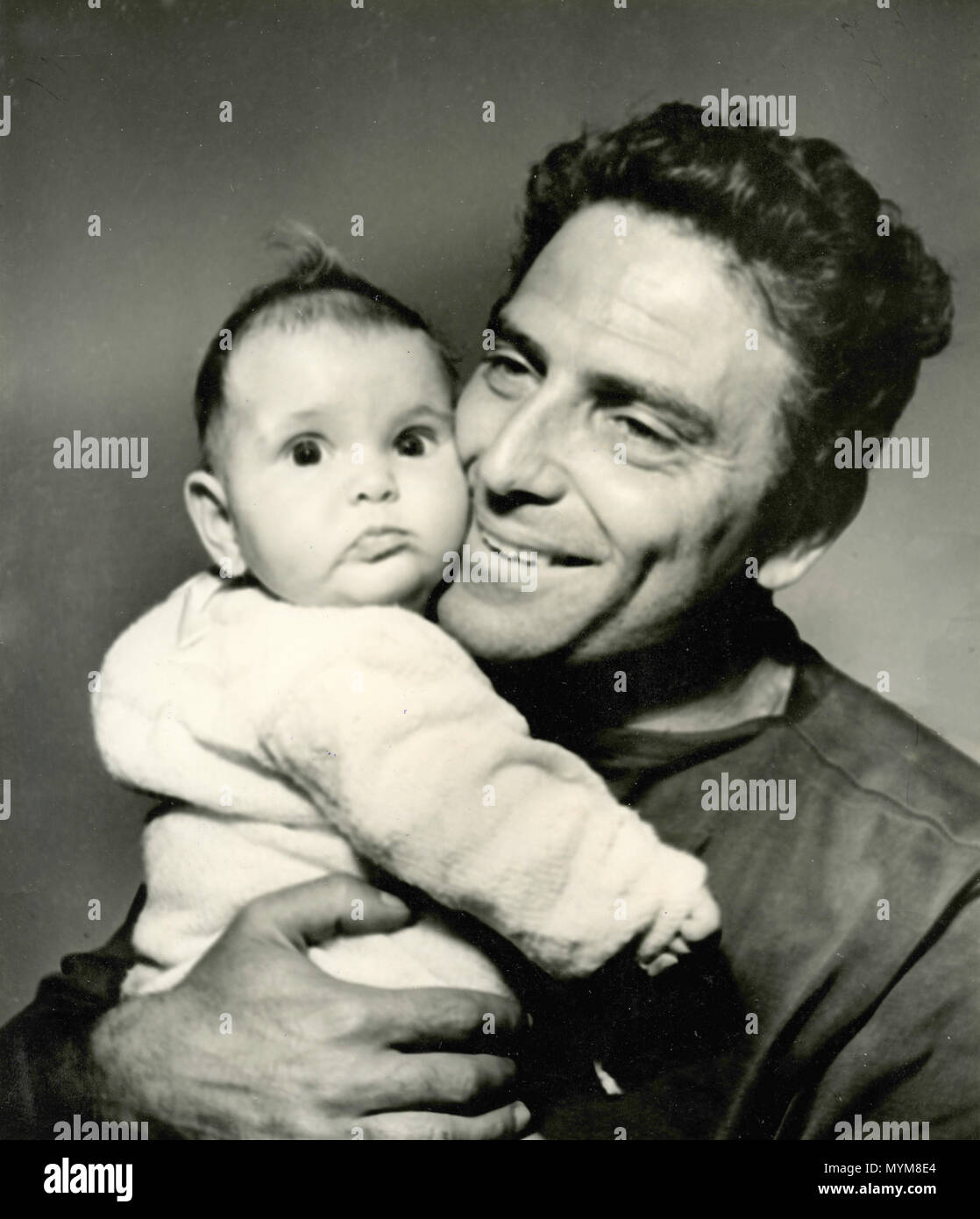 Italienische Schauspieler Raf Vallone hielt seinen Sohn, Italien 1950 s