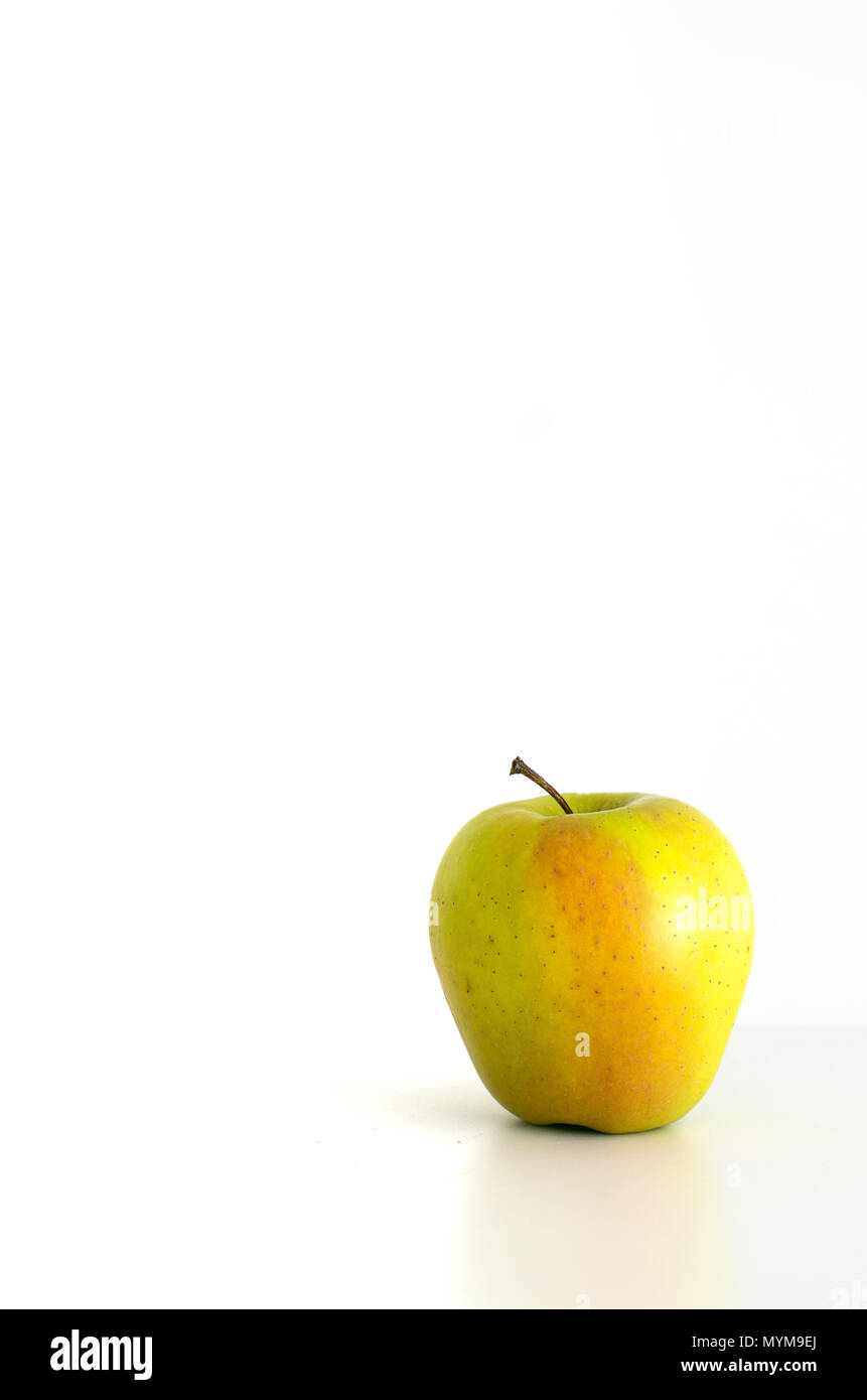 Frische reife Apple schließen Sie bis vor weißem Hintergrund Stockfoto