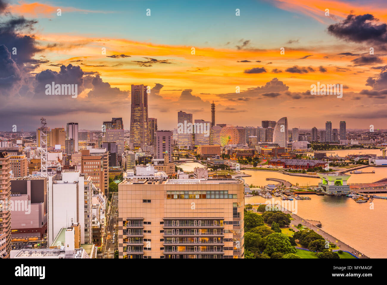 Yokohama, Japan den Hafen und die Skyline der Innenstadt in der Abenddämmerung. Stockfoto