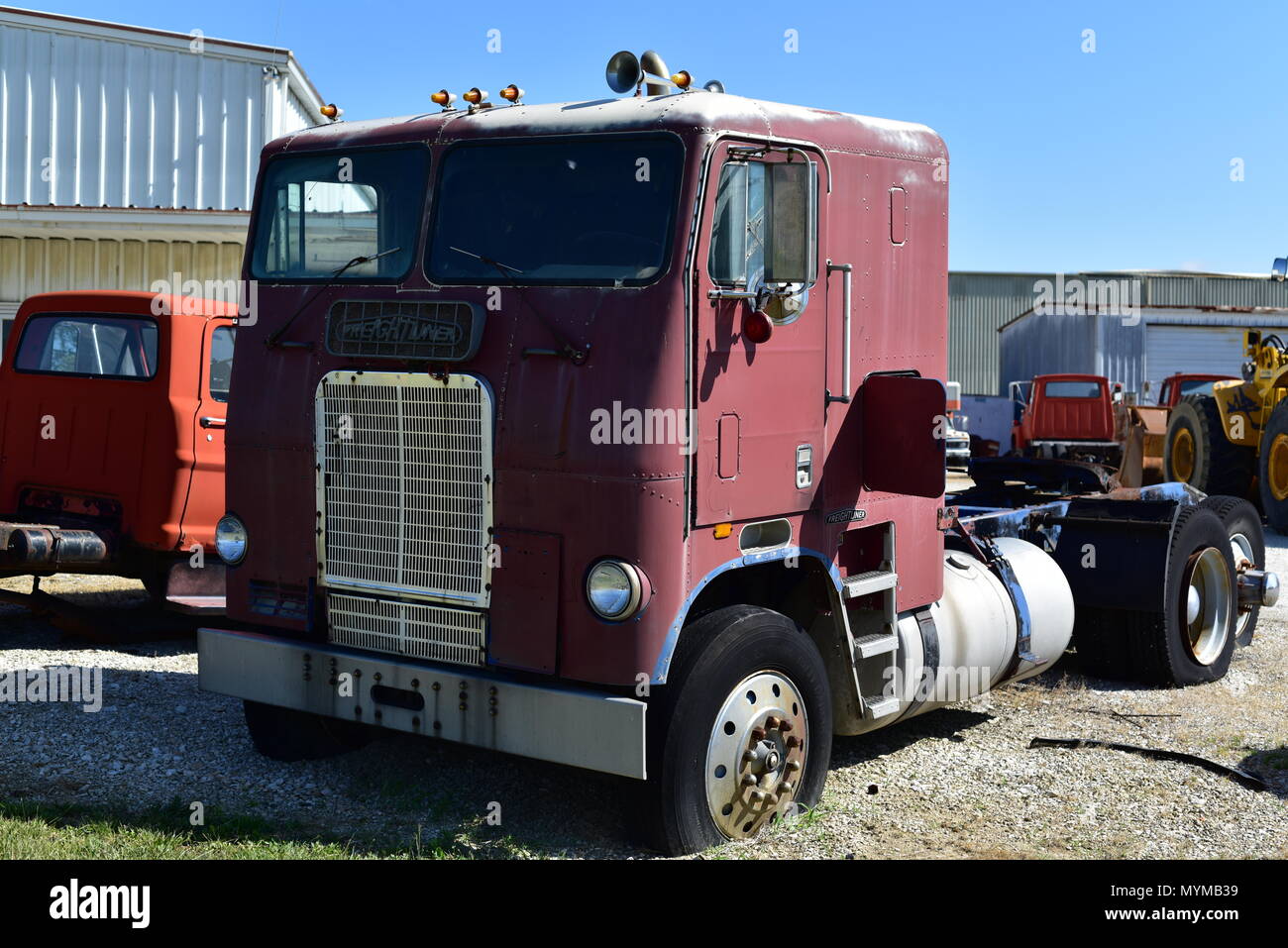 Alter Amerikanischer Freightliner Cabover Truck Stockfotografie Alamy