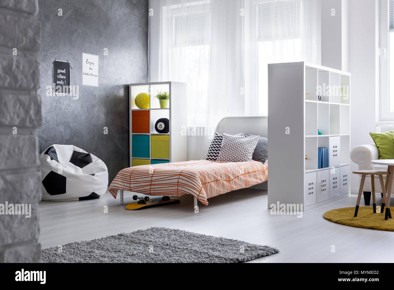 Schuß eines yout Zimmer mit einem Wohnzimmer mit Schlafbereich kombiniert Stockfoto