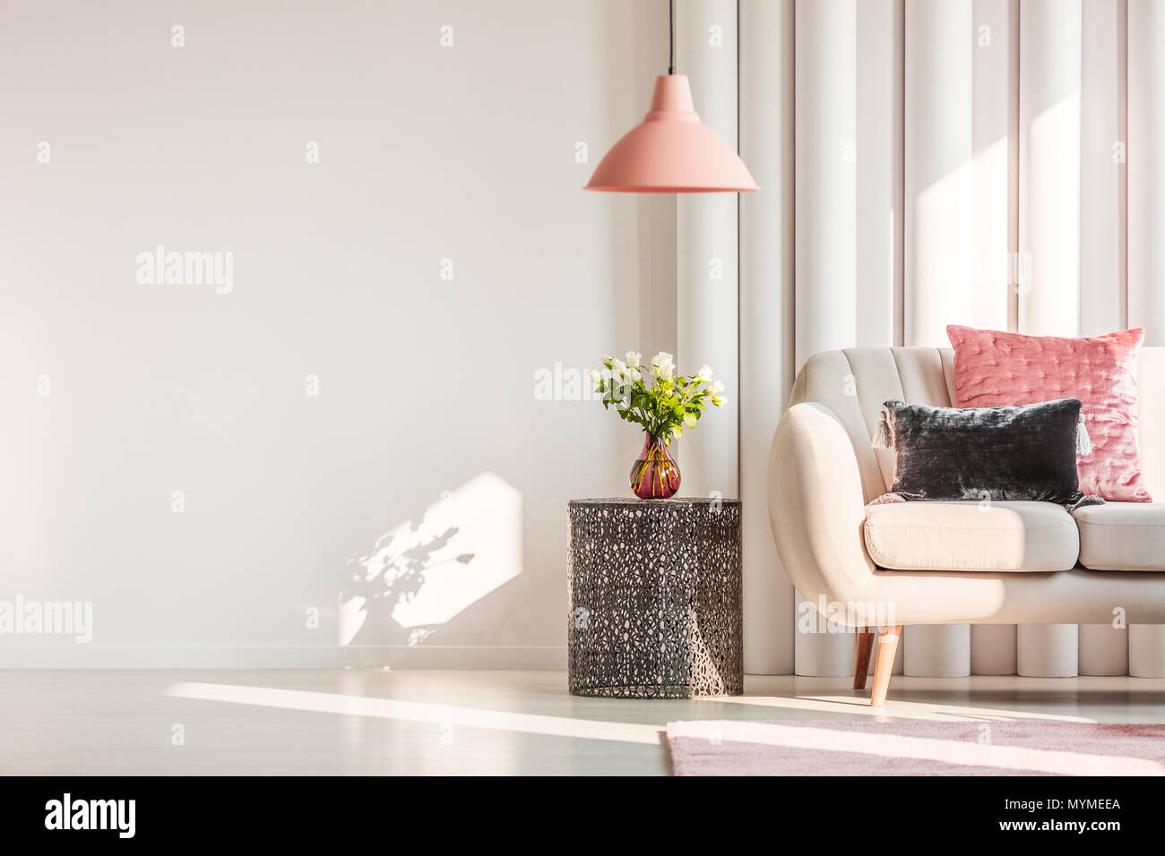 Metall Tisch neben dem weißen Sofa in helles Wohnzimmer Innenraum mit Platz kopieren Stockfoto