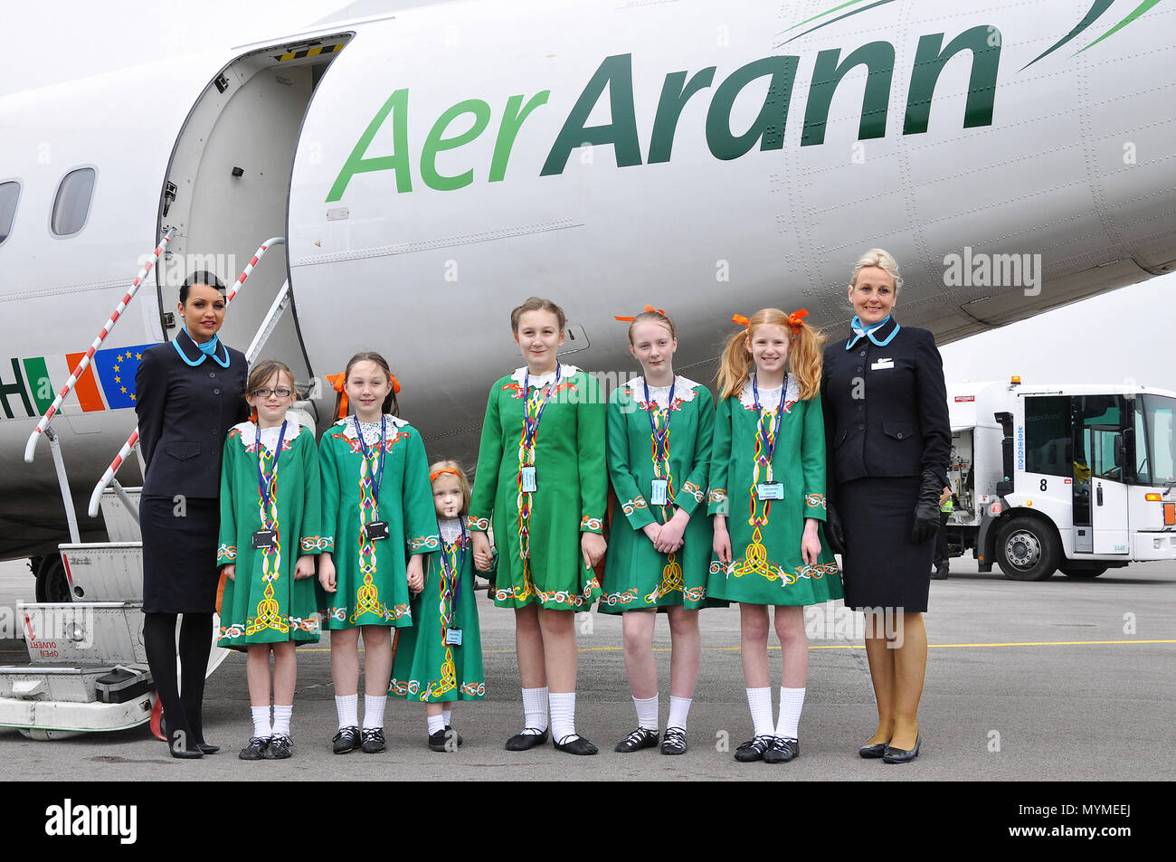 Eröffnungs-Aer Arann Service von und nach Waterford, Irland. ATR 42 EI-EHH namens Fair Lady/Bebhinn im Namen von Aer Lingus. Die irischen Tänzern Stockfoto