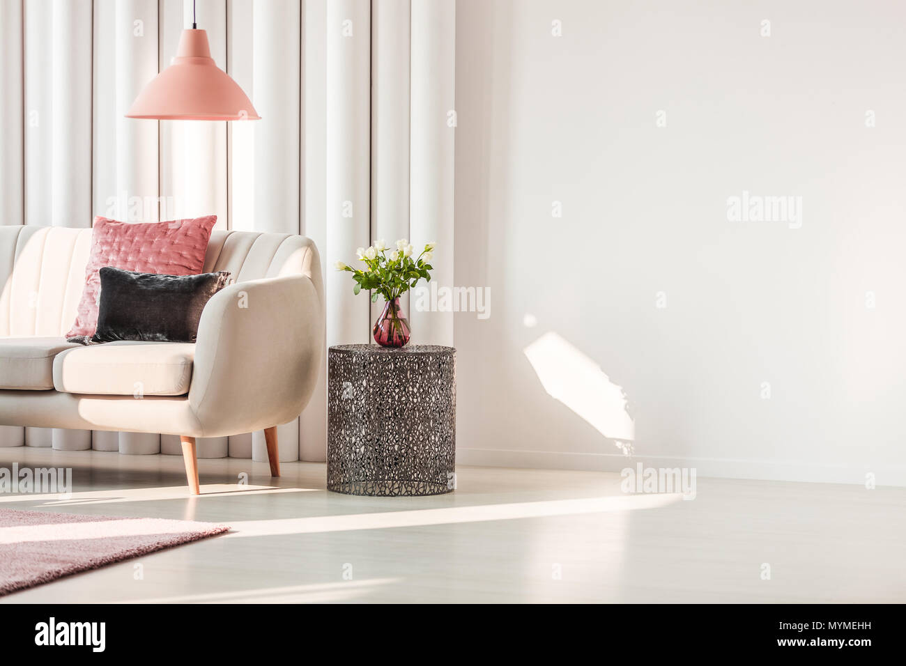 Einfache Wohnzimmer Interieur Mit Rosa Und Grau Kissen Beige