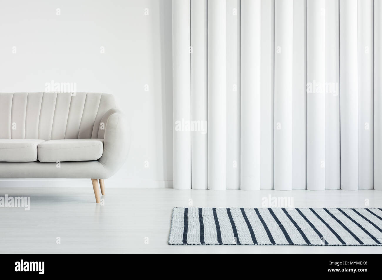 Beige Sofa in Weiß Wohnzimmer Einrichtung mit gestreiften Teppich ... Beige Sofa in Weiß Wohnzimmer Einrichtung mit gestreiften Teppich ...