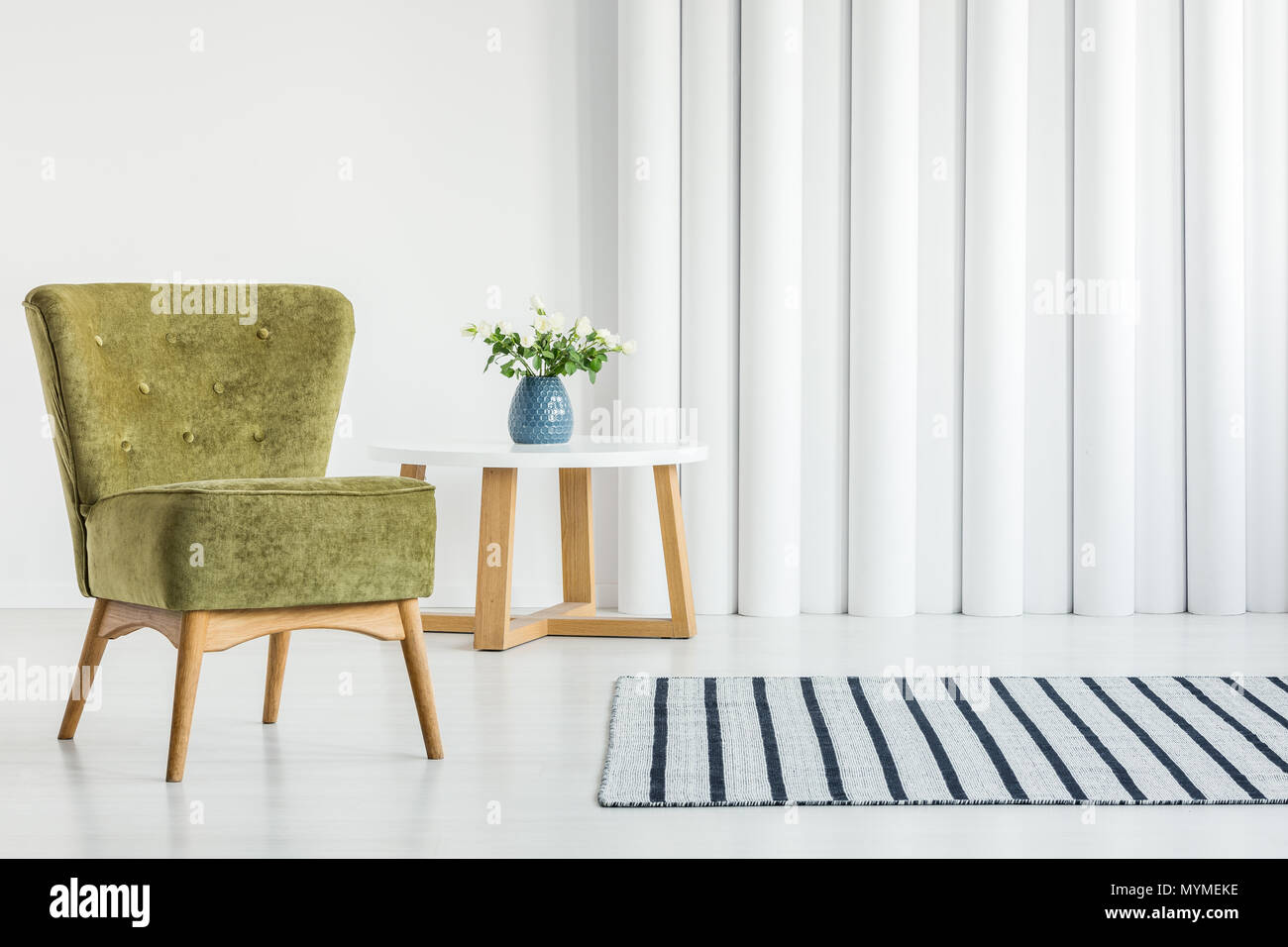 Grüne Sessel in Weiß Wohnzimmer Interieur mit leeren Wand Stockfoto