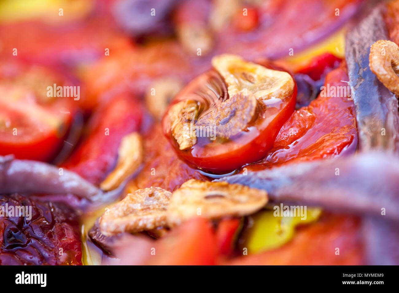 Gegrillte Paprika, Tomaten, Sardellen und Knoblauch Salat Stockfoto