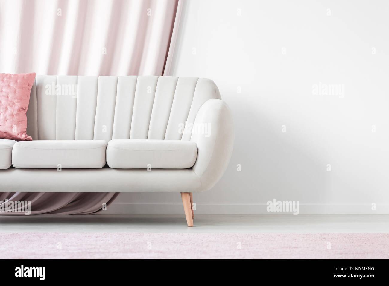 Weiß und rosa Wohnzimmer Interieur in beige Sofa gegen leere Wand mit Kopie Raum Stockfoto