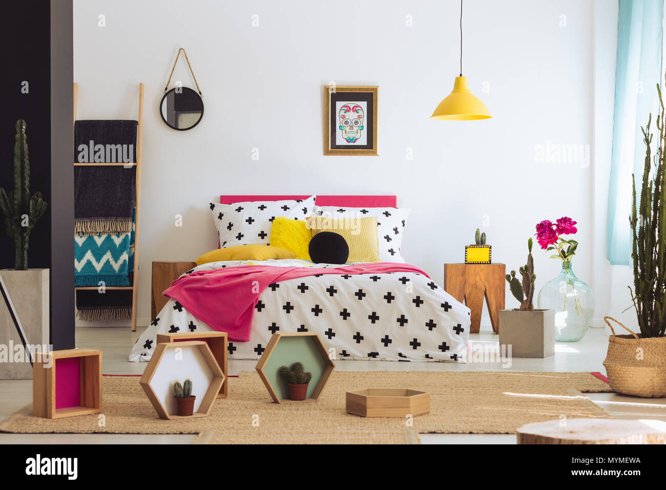 Geometrische Schlafzimmer mit bunten Bett, Kakteen und Kreuz Oberbettbezug Stockfoto