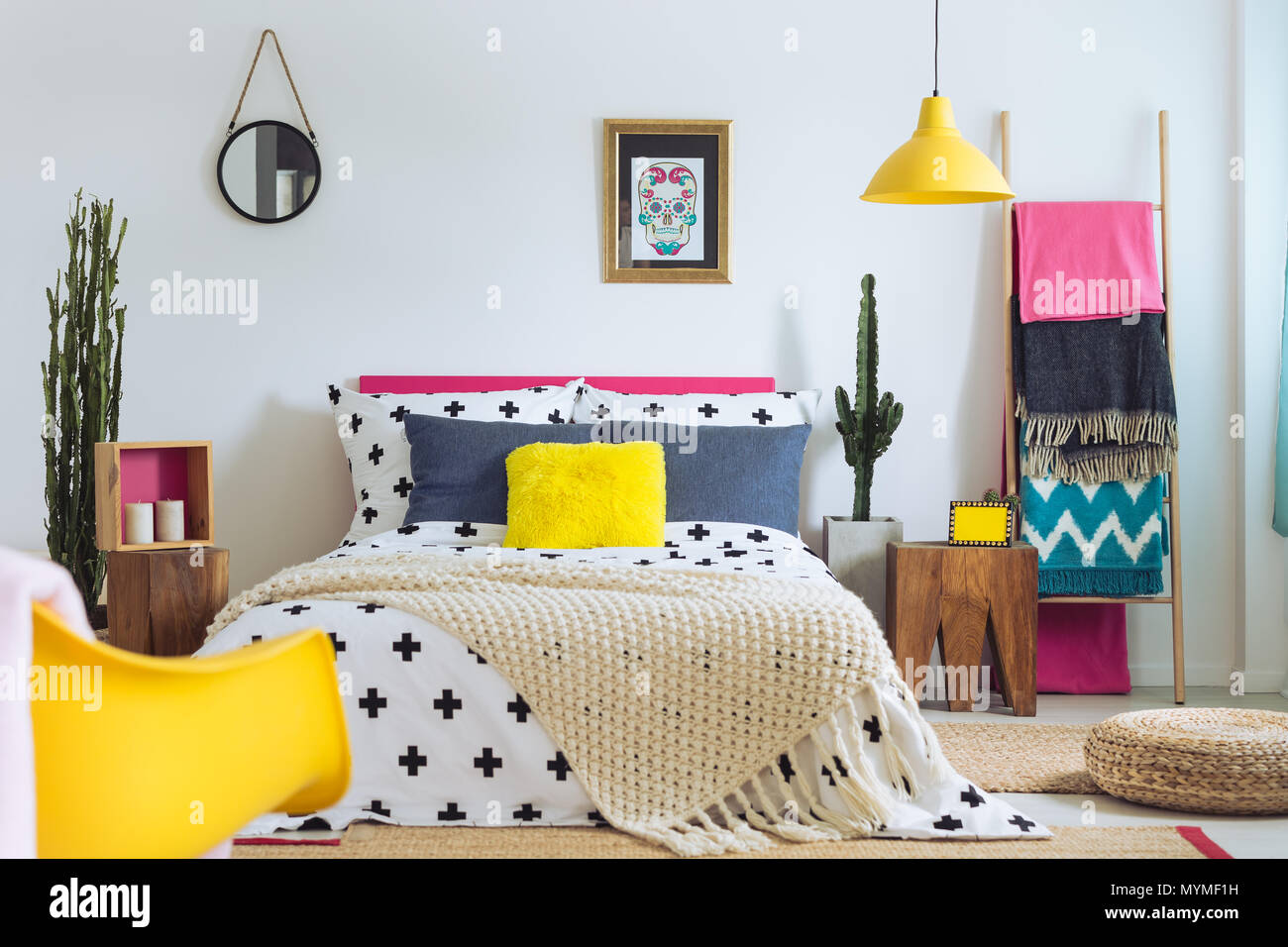 Festliche Schlafzimmer der Folk Liebhaber, Mix der Stile und Materialien Stockfoto