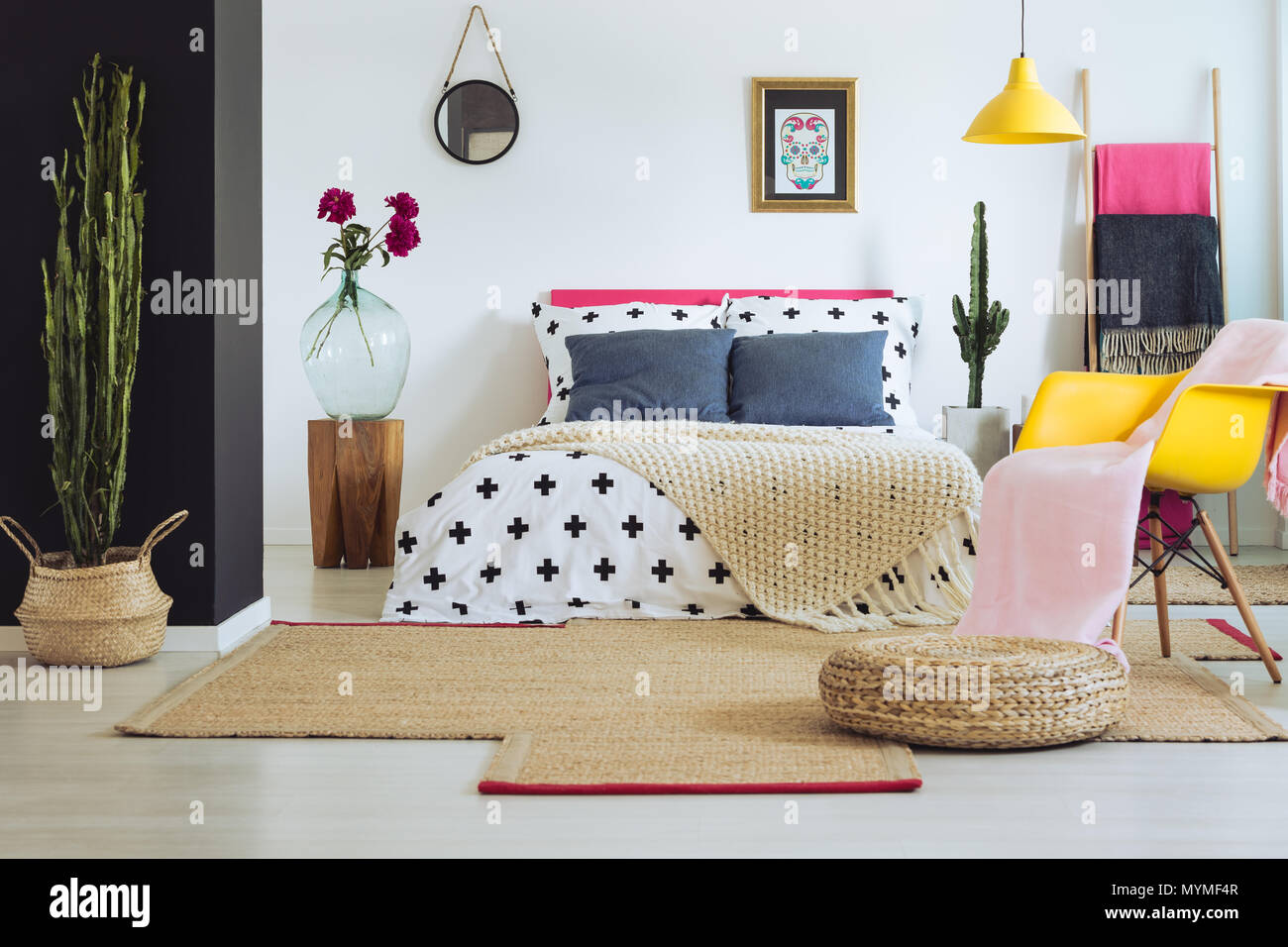 Inspirierende Schlafzimmer mit einzigartigen Details, lebendige Farben und mexikanisches Dekor Stockfoto