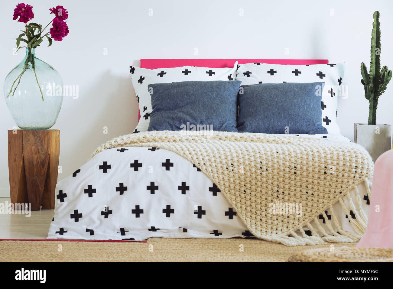 Moderne eklektische Schlafzimmer mit Kreuz Quilt und Decke stricken Stockfoto