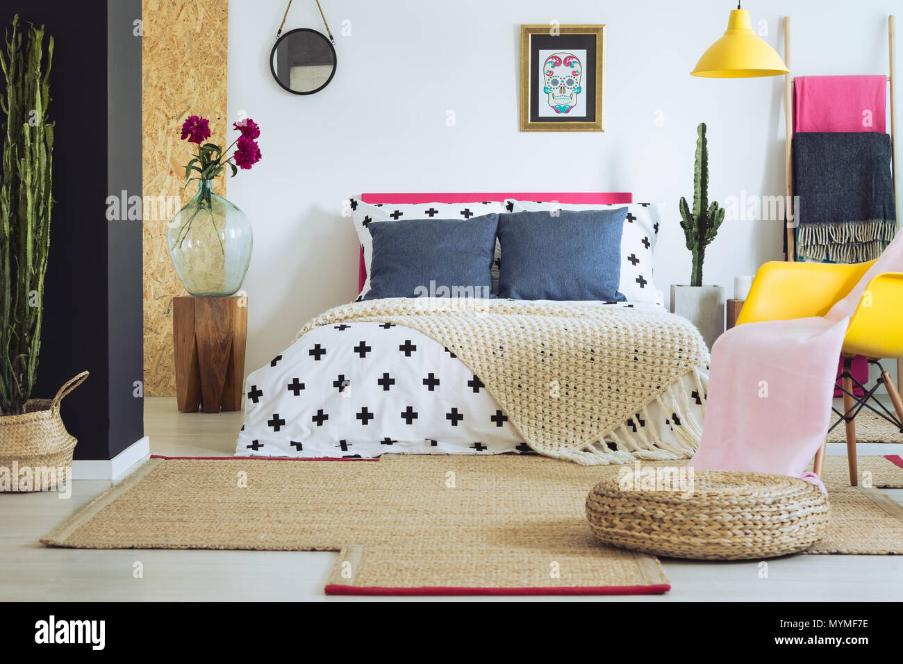 Lebhaft bunten Schlafzimmer mit weißen Wand in der Folk ethnischen Stil Stockfoto