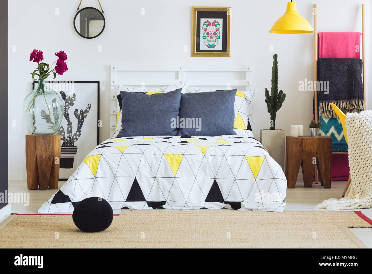 Modernes Schlafzimmer Einrichtung mit mexikanische Akzente und geometrischen Muster Stockfoto