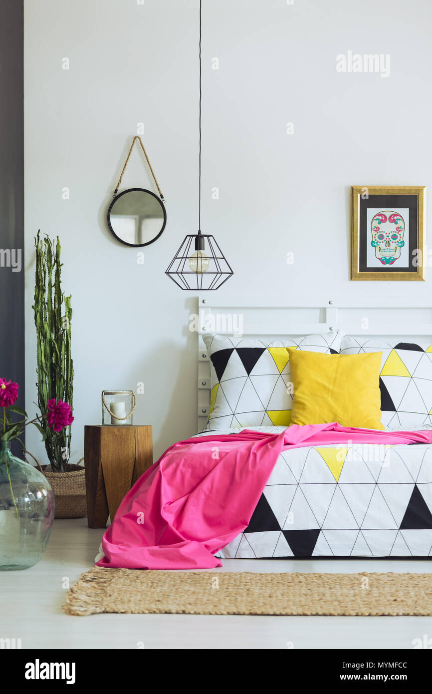 Geometrische Schlafzimmer Design, Triangle quilt Pattern, Rosa und Gelb Zubehör Stockfoto