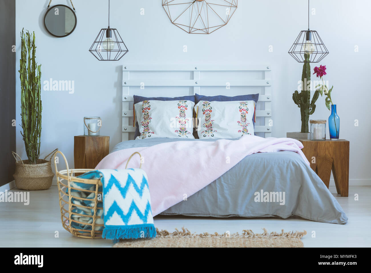 Schlafzimmer mit Mix aus natürlichen Materialien, Muster und Pastellfarben Stockfoto