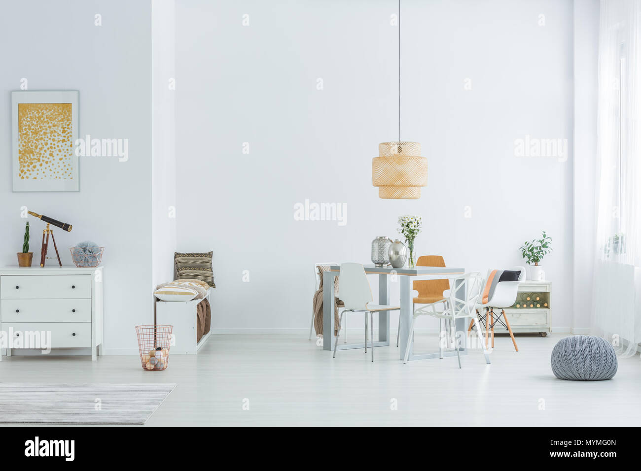 Weißer Loft mit Esstisch, Stühlen und Kommode Stockfoto