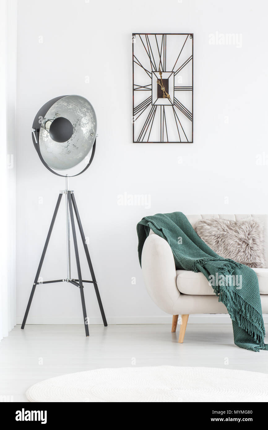 Metall Lampe Neben Beige Sofa Mit Gruner Decke Und Grau Kissen In Wohnzimmer Mit Designer Uhr Stockfotografie Alamy