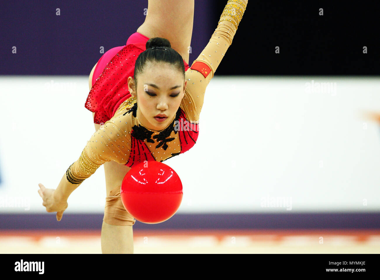 Visa Vereinigung der internationalen Gymnastik (Bild) - Linyi Peng von China führt mit dem Ring bei rhythmischen Olympiaqualifikation der Damen in der O2 Arena in London, 16. Januar 2012 --- Bild von: © Paul Cunningham Stockfoto