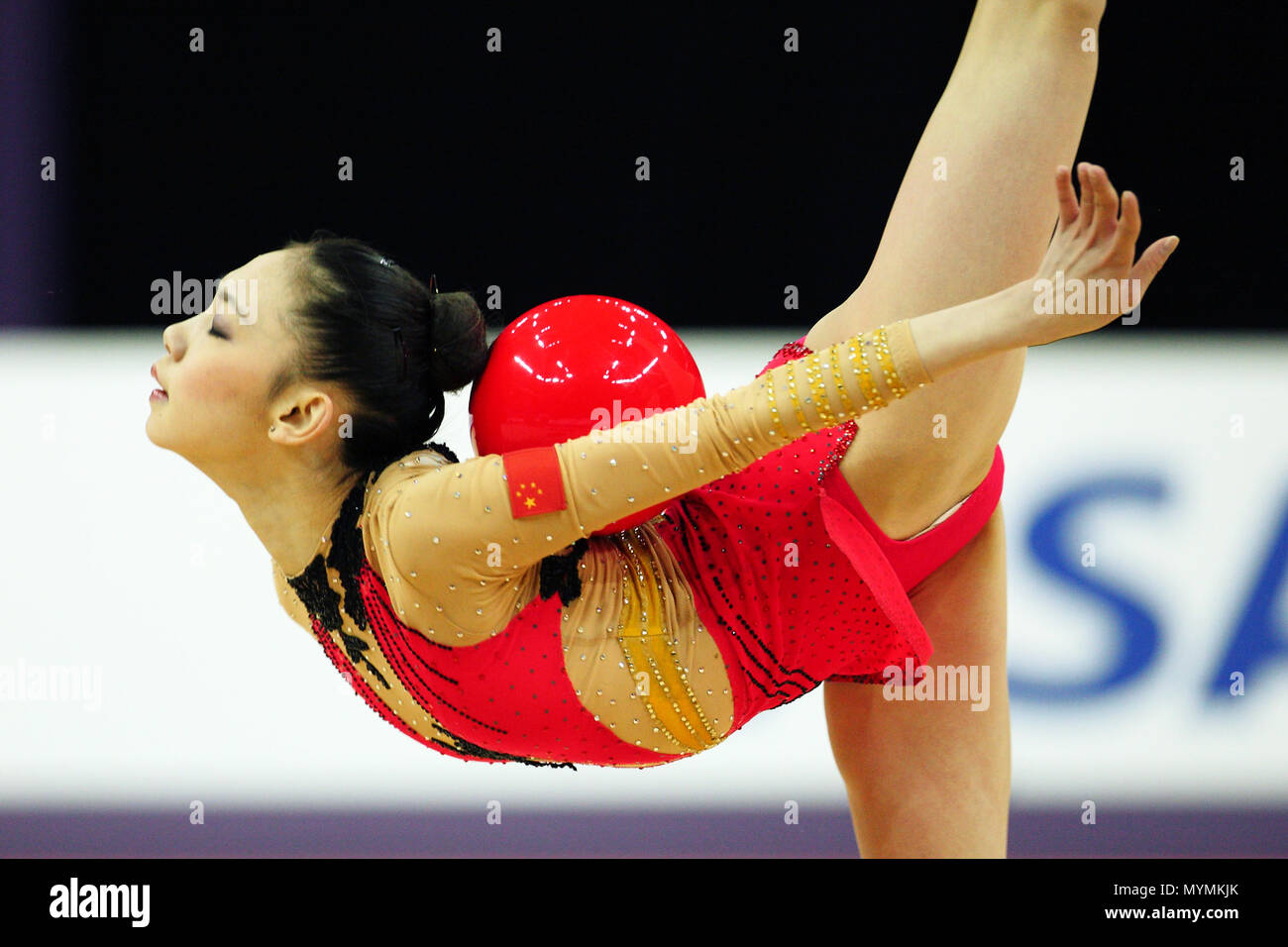 Visa Vereinigung der internationalen Gymnastik (Bild) - Linyi Peng von China führt mit dem Ring bei rhythmischen Olympiaqualifikation der Damen in der O2 Arena in London, 16. Januar 2012 --- Bild von: © Paul Cunningham Stockfoto