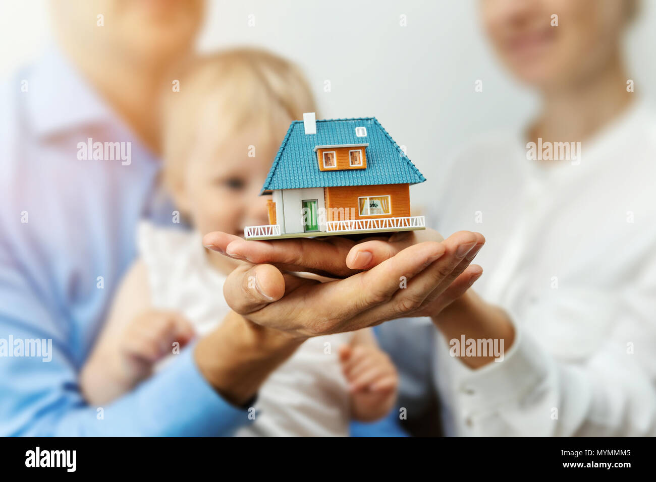Neue home Konzept - junge Familie mit Dream House Modell in den Händen Stockfoto