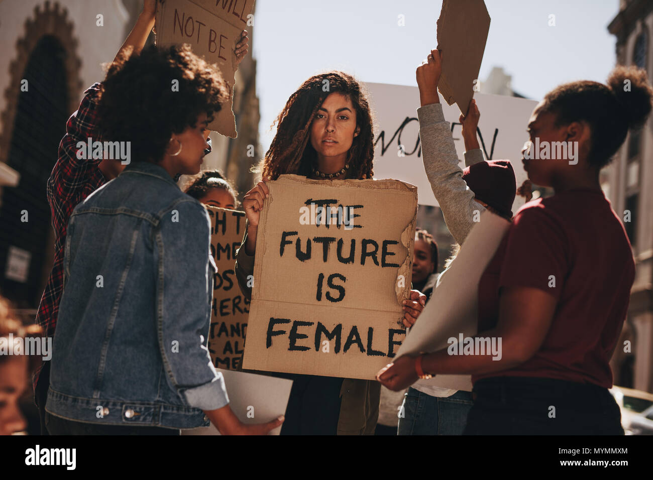 Frauen Demonstranten halten das Zeichen der Zukunft ist weiblich. Gruppe von Frauen protestieren im Freien für Empowerment von Frauen. Stockfoto
