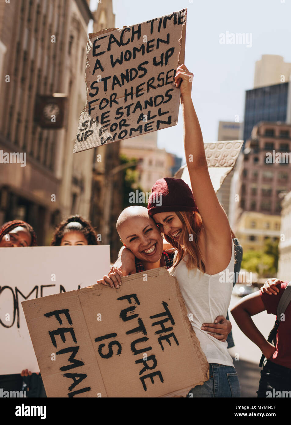 Gruppe junger Aktivistinnen protestieren mit Hinweistafeln auf den Strassen. Frauen genießen während einer Demonstration auf die Straße. Stockfoto