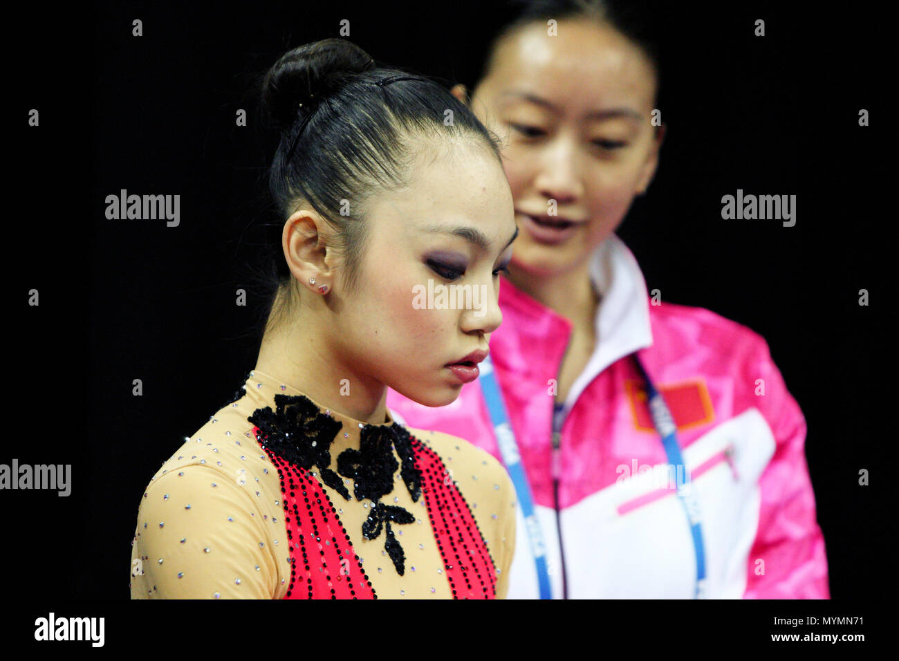 Visa Vereinigung der internationalen Gymnastik (Bild) - Linyi Peng von China führt mit dem Ring bei rhythmischen Olympiaqualifikation der Damen in der O2 Arena in London, 16. Januar 2012 --- Bild von: © Paul Cunningham Stockfoto